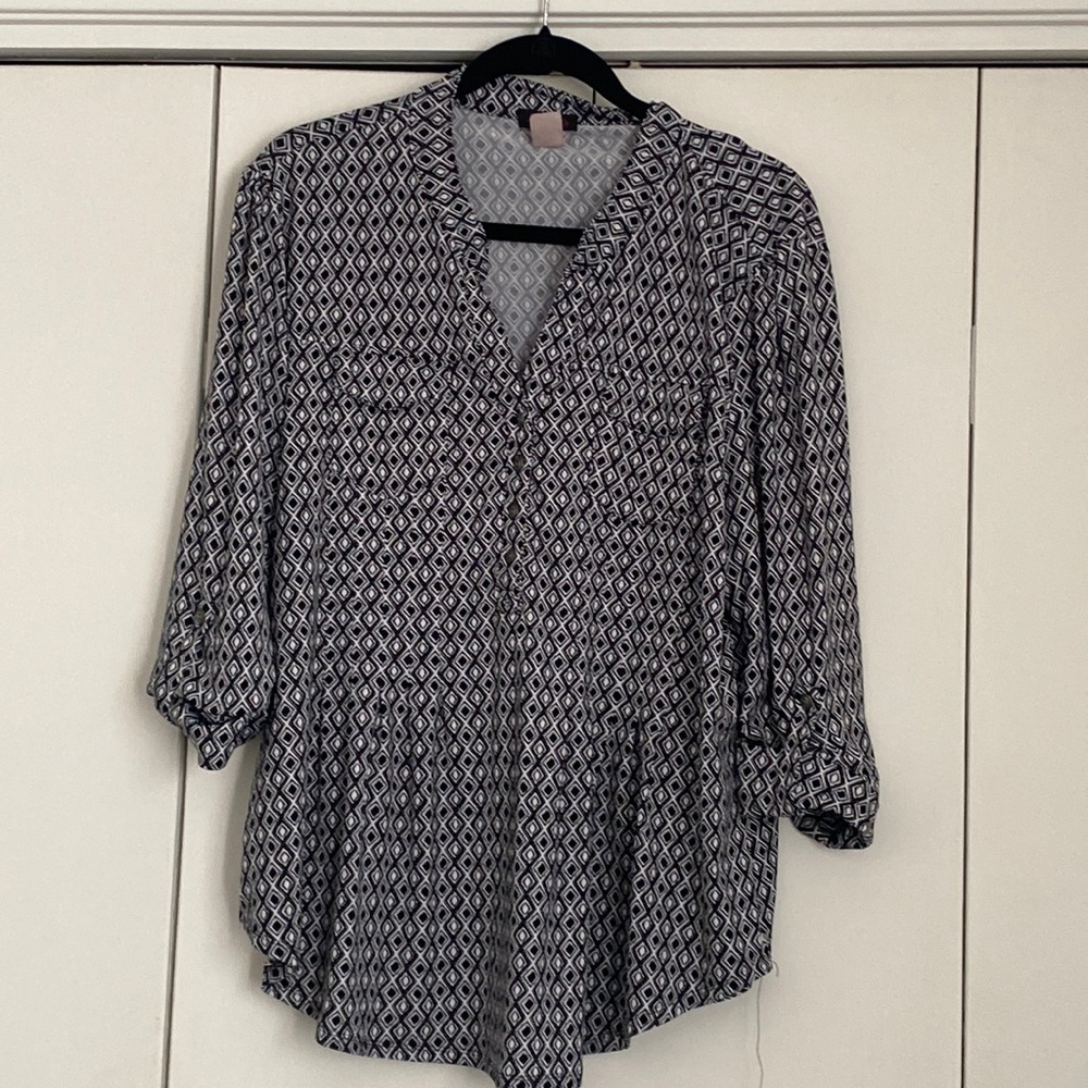 Black and white 3/4 button up sleeves.